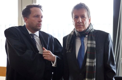 Wettermoderator Jörg Kachelmann und sein Anwalt Ralf Höcker vor dem Landgericht Köln Foto: dpa