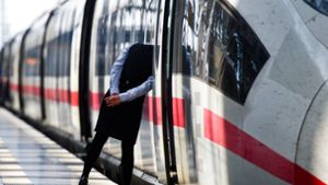 Ohne ihr Kind ist eine Familie in einen Zug in Dortmund gestiegen – der Vater bekam Panik und zog mehrmals die Notbremse (Symbolbild). Foto: dpa