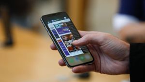 2017 kam das iPhone X auf den Markt. Nun wird das Nachfolgemodell mit Spannung erwartet. (Archivbild) Foto: AFP/ELIJAH NOUVELAGE