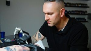 Gabor Horvath bei der Arbeit. Vor fünf Jahren gab es in der   Carl-Benz-Arena eine eigene Tattoo-Messe. Foto: Gabor Horvath