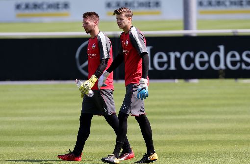 Stehen unter ständiger Beobachtung: Die VfB-Torhüter Ron-Robert Zieler (links) und Mitchell Langerak. Foto: Pressefoto Baumann