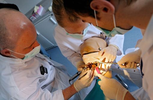 An anderen Unis können Studenten der Zahnmedizin  an Phantomköpfen zeigen, was sie können – in Ulm nicht. Foto: imago