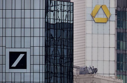 Die Wolkenkratzer von Deutscher Bank und Commerzbank in Frankfurt. Foto: AP