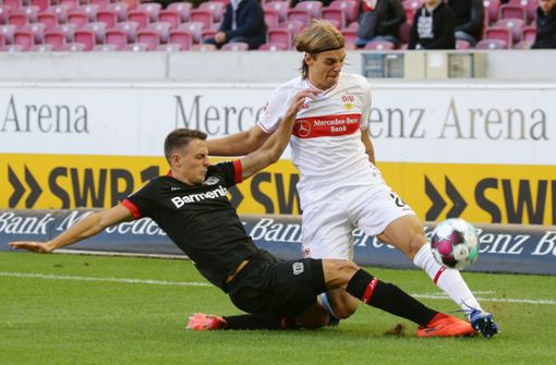 Linksverteidiger Borna Sosa (rechts) vom VfB Stuttgart gegen Bayer Leverkusen. Foto: Pressefoto Baumann/Hansjürgen Britsch