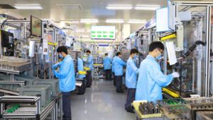 Gesundheitsschutz hat auch in der  Produktion Vorrang: Bosch-Mitarbeiter in China, wo die Produktion wieder läuft, tragen Masken. Foto: Bosch