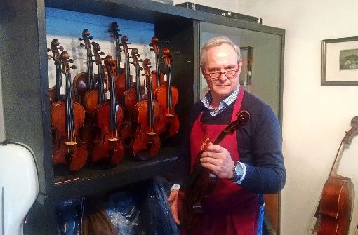 Der  Meister und einige seiner Schätze:  Homolka baut, restauriert und verkauft Geigen aller Art. Foto: Björn Springorum