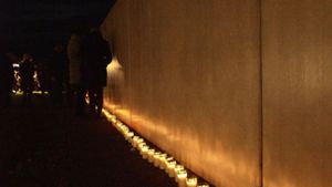 Mit einer symbolischen Lichterkette entlang des Mahnmals zwischen Echterdingen und Bernhausen wird den Opfern der NS-Diktatur gedacht. Foto: Jens Noll