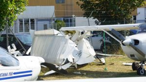 Bei der Bruchlandung eines Leichtflugzeugs in Kirchheim unter Teck ist ein Schaden von rund 200.000 Euro entstanden. Foto: SDMG