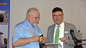Gastredner Stefan Kaufmann (rechts) bekam vom Vereinsvorsitzender Rolf Zielfleisch Foto: Georg Friedel