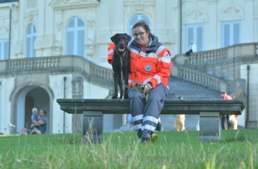 Lebensretter: Labrador Calli mit Besitzern Kristina Roßmeißl Foto: Rettungshundestaffel
