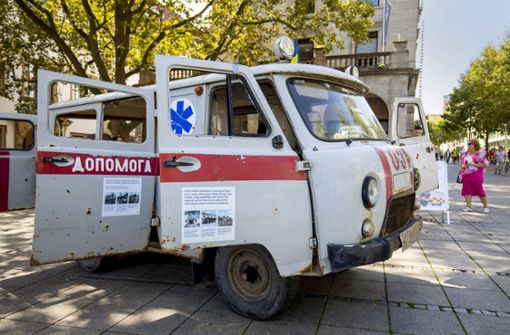 Eine Aktion, die aufrütteln soll: ein zerschossener ukrainischer Krankenwagen in der Stuttgarter City. Foto: Lichtgut/Leif Piechowski