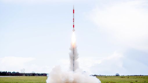 Eine mit mehreren Minisatelliten bestückte Rakete startet 2023 von einer Wiese (Archivbild). Foto: dpa/Hauke-Christian Dittrich