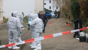 Einsatzkräfte sichern Spuren am  Tatort in Illerkirchberg im Alb-Donau-Kreis. Foto: dpa/Ralf Zwiebler