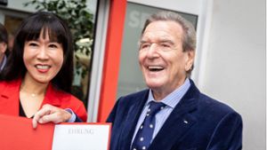 Gerhard Schröder und seine Frau So-yeon Schröder-Kim stehen präsentieren sich nach der Ehrung für den Altkanzler der Öffentlichkeit. Foto: dpa/Moritz Frankenberg