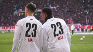 Zum Aufwärmen trugen die VfB-Profis Shirts mit den Namen ihres verletzten Kollegen Dan-Axel Zagadou. In unserer Bildergalerie blicken wir auf die Partie zurück. Foto: Baumann