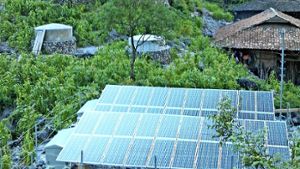 Die moderne Solaranlage vor den äußerst spartanischen Hütten. Foto: privat