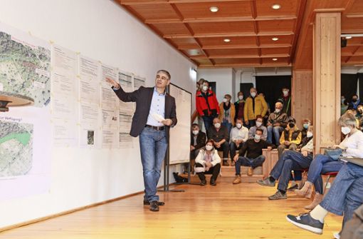 Bürgermeister Ioannis Delakos erklärt die Möglichkeiten und Ideen zur geplanten Mountainbike-Strecke. Foto: Stefanie Schlecht