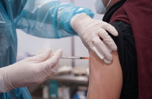 Die Stiko empfiehlt Boosterimpfungen  mit angepassten Impfstoffen. (Symbolfoto) Foto: dpa/Jörg Carstensen