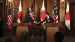 Shinzo Abe (rechts) schlug Donald Trump inzwischen offiziell für den Friedensnobelpreis vor. Foto: AP