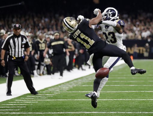 In der NFL geht es zur Sache – in dieser Szene entscheidet sich das Halbfinale zwischen den New Orleans Saints und den LA Rams. Eine gravierende Fehlentscheidung der Schiedsrichter begünstigte die Rams, die später ins Finale einzogen. Foto: AP