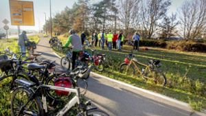 Begutachtung der Pläne: Fahrradfahrer und Landratsamt-Vertreter auf der  Ausbaustrecke Foto: factum/Bach