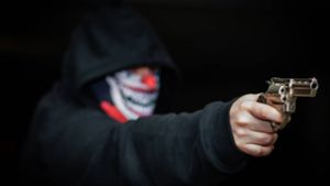 Ein 33-Jähriger soll einen 24-Jährigen mit zwei Kopfschüssen getötet haben. (Symbolbild) Foto: imago images/KS-Images.de