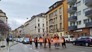 Die „Letzte Generation“ zieht durch die Hauptstätter Straße in Stuttgart. Foto: /Letzte Generation