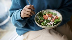 Erst Salat oder Gemüse, dann Nudeln und Reise – dazu rät Ernährungsexpertin  Jessie Inchauspé (Symbolbild). Foto: IMAGO/Westend61/IMAGO/Robin Skjoldborg
