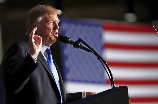 In Fort Myer erklärt Donald Trump vor Soldaten, warum er noch mehr von ihnen nach Afghanistan senden wird. Foto: AP