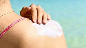Sonnencreme oder -Spray schütze beim Sonnenbaden kaum vor Hautkrebs, sagt der Tübinger Dermatologe Claus Garbe. Foto: creativefamily/Adobe Stock