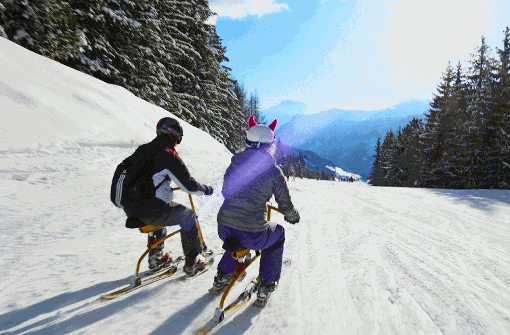 Anfangs ein bisschen gewöhnungsbedürftig, dann einfach Vergnügen pur: Abfahrt auf vier Skiern mit dem Snowbike. Foto: Michael Amme