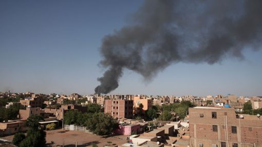 Alltag in Khartum: Rauch steigt nach anhaltenden Kämpfen in der Hauptstadt über Dächern auf. Foto: Marwan Ali/AP/dpa