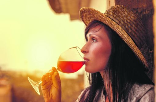 Alleine mit einem Glas Wein den Abend ausklingen lassen und das auch noch genießen? Das scheint für manche Leute  schwer vorstellbar. Foto: Adobe Stock// Frederic Cirou