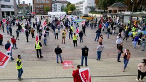 Mit Masken und mit Abstand: die Streikenden auf dem Ludwigsburger Rathausplatz. Rund 350 Beschäftigte schlossen sich dem Protestzug an. Foto: factum/Simon Granville