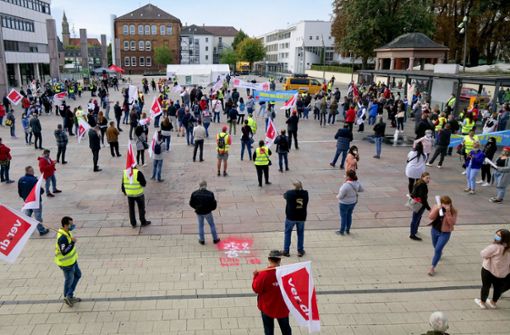Mit Masken und mit Abstand: die Streikenden auf dem Ludwigsburger Rathausplatz. Rund 350 Beschäftigte schlossen sich dem Protestzug an. Foto: factum/Simon Granville