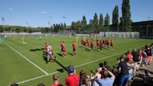 Am Dienstag war einiges los am VfB-Clubzentrum. In unserer Bildergalerie sammeln wir die besten Eindrücke vom Trainingsauftakt. Foto: Baumann