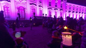 Das Residenzschloss Ludwigsburg strahlte am Freitagabend schon zum zweiten Mal lila. Dieses Mal gabs aber auch einen Laternenumzug vors Schloss. Foto: factum/Granville