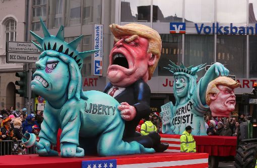 So deftig geht es selbst in Düsseldorf nicht immer zu: Donald Trump macht sich an Miss Liberty zu schaffen... Foto: dpa