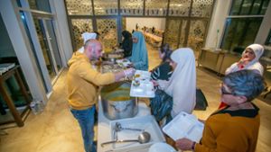 Bei Festen kochen sie und geben Essen aus, aber auch im täglichen Betrieb spielen sie eine wichtige Rolle: Viele Mitglieder der Esslinger Moschee engagieren sich ehrenamtlich. Foto: Roberto Bulgrin