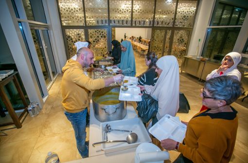 Bei Festen kochen sie und geben Essen aus, aber auch im täglichen Betrieb spielen sie eine wichtige Rolle: Viele Mitglieder der Esslinger Moschee engagieren sich ehrenamtlich. Foto: Roberto Bulgrin