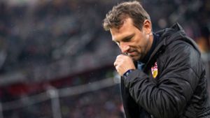 VfB-Trainer Markus Weinzierl wirkte nach dem 0:3 in Düsseldorf extrem angeschlagen. Foto: dpa