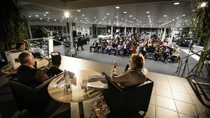 Forum Bildung in der BMW-Niederlassung in Stuttgart-Vaihingen: Rund 150 Besucher hörten dem Gespräch auf dem Podium interessiert zu – und beteiligten sich zum Teil rege an der anschließenden Diskussion. Foto: Leif Piechowski