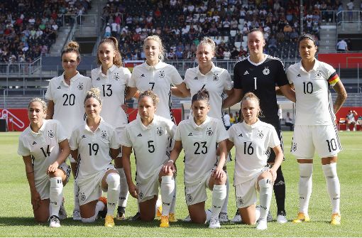 Mannschaftsfoto der DFB-Frauennationalmannschaft vor dem Spiel gegen Brasilien am 5. Juli in Sandhausen. Foto: Pressefoto Baumann