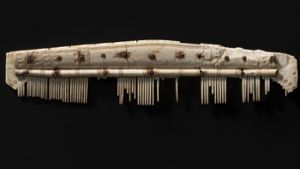 Der Kamm aus Knochen stammt aus dem 7. Jahrhundert und wurde vermutlich von einem Mann mit langem Haar benutzt. Foto: Landesmuseum Württemberg/Hendrik Zwietasch