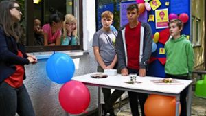 Diese drei Jungen haben  an ihrem Stand   frittiertes Eis präsentiert. Das Publikum war gespannt, aber auch etwas skeptisch. Foto: Susanne Müller-Baji
