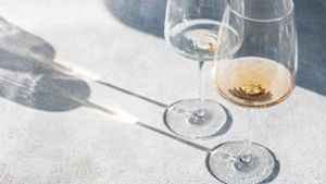 Der erste koschere Wein  aus Baden-Württemberg ist abgefüllt worden. (Symbolfoto) Foto: IMAGO/Addictive Stock/IMAGO/Anna Bogush
