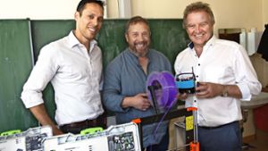 Tim Ganser von Starline Computer (links) und Steffen Kernstock (Mitte), die beiden Ideengeber des TeckLab, haben dem Minister Franz Untersteller ihr Konzept erklärt Foto:  