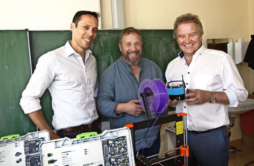 Tim Ganser von Starline Computer (links) und Steffen Kernstock (Mitte), die beiden Ideengeber des TeckLab, haben dem Minister Franz Untersteller ihr Konzept erklärt Foto:  