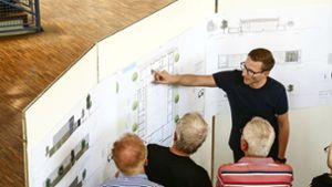 Der Architekt Florian Fehrenbacher präsentiert im Widdumhof in Münchingen die Pläne für die Mehrzweckhalle auf dem Schulcampus. Foto: Simon Granville