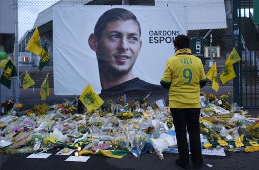 Nach dem Flugzeugabsturz trauern Fans um Fußballer Emiliano Sala. Foto: AP